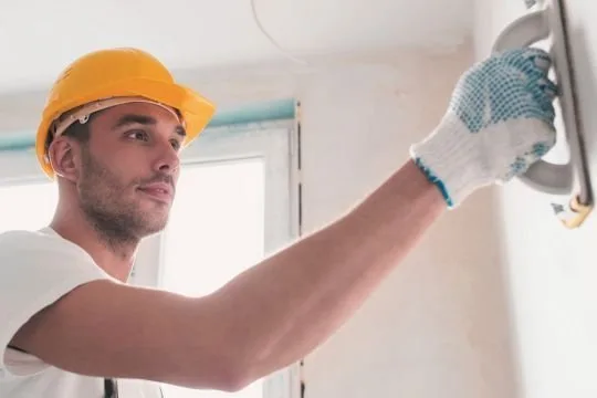 Servicio de albañilería emparejando una pared